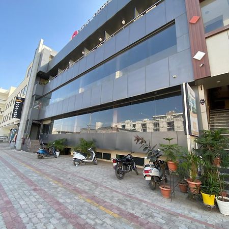 Hotel Jb Residency !! Luxurious & Royal Balcony Rooms !! Large Rooms Zirakpur Exterior photo