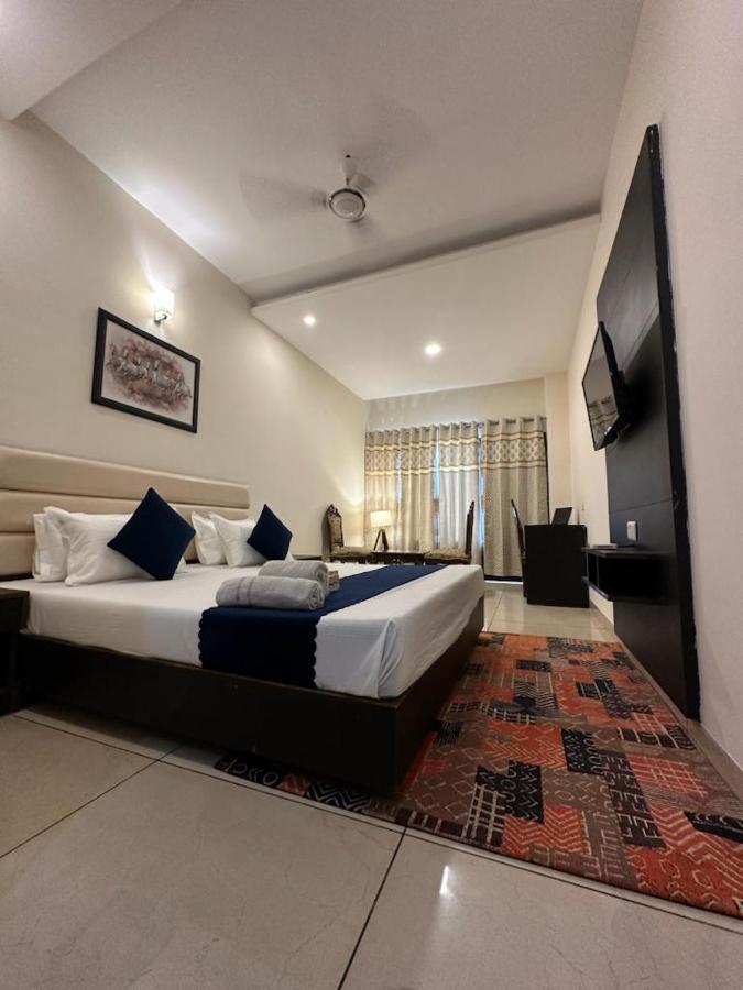 Hotel Jb Residency !! Luxurious & Royal Balcony Rooms !! Large Rooms Zirakpur Exterior photo