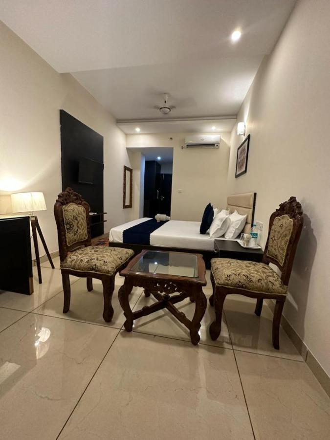 Hotel Jb Residency !! Luxurious & Royal Balcony Rooms !! Large Rooms Zirakpur Exterior photo