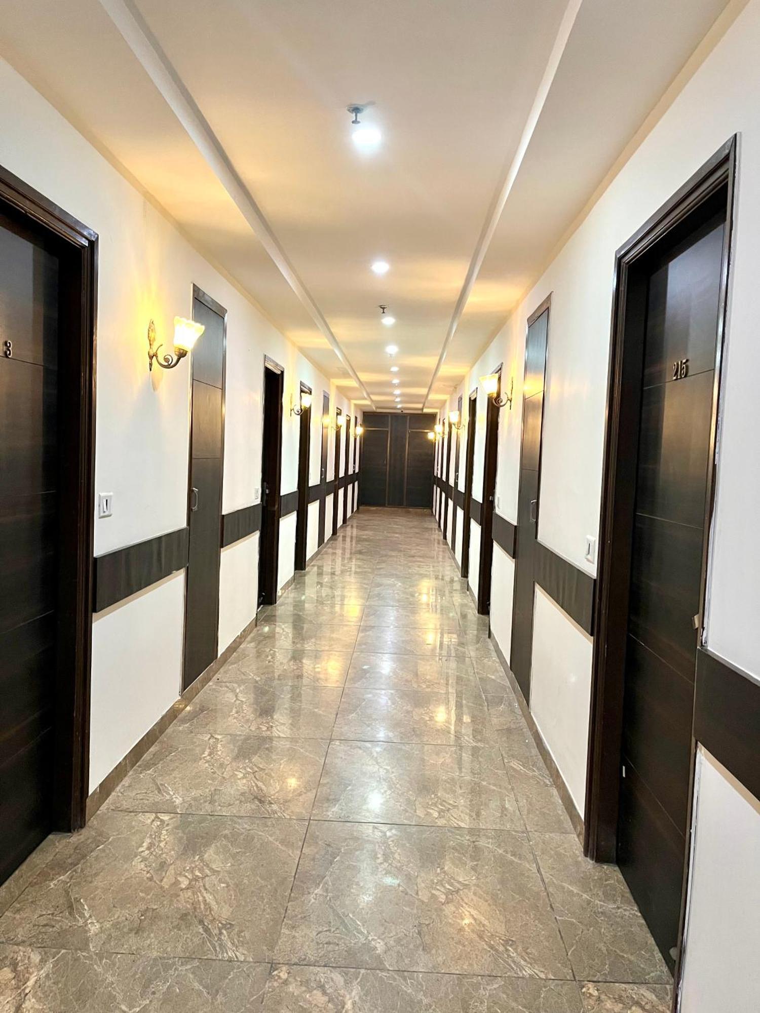 Hotel Jb Residency !! Luxurious & Royal Balcony Rooms !! Large Rooms Zirakpur Exterior photo