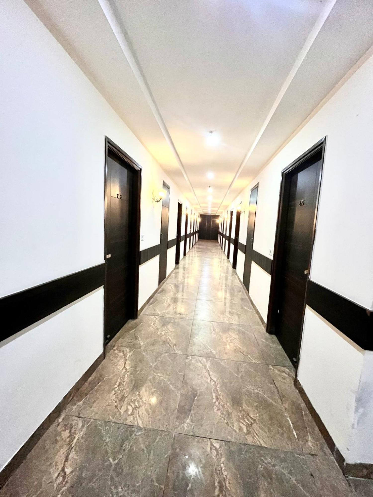 Hotel Jb Residency !! Luxurious & Royal Balcony Rooms !! Large Rooms Zirakpur Exterior photo