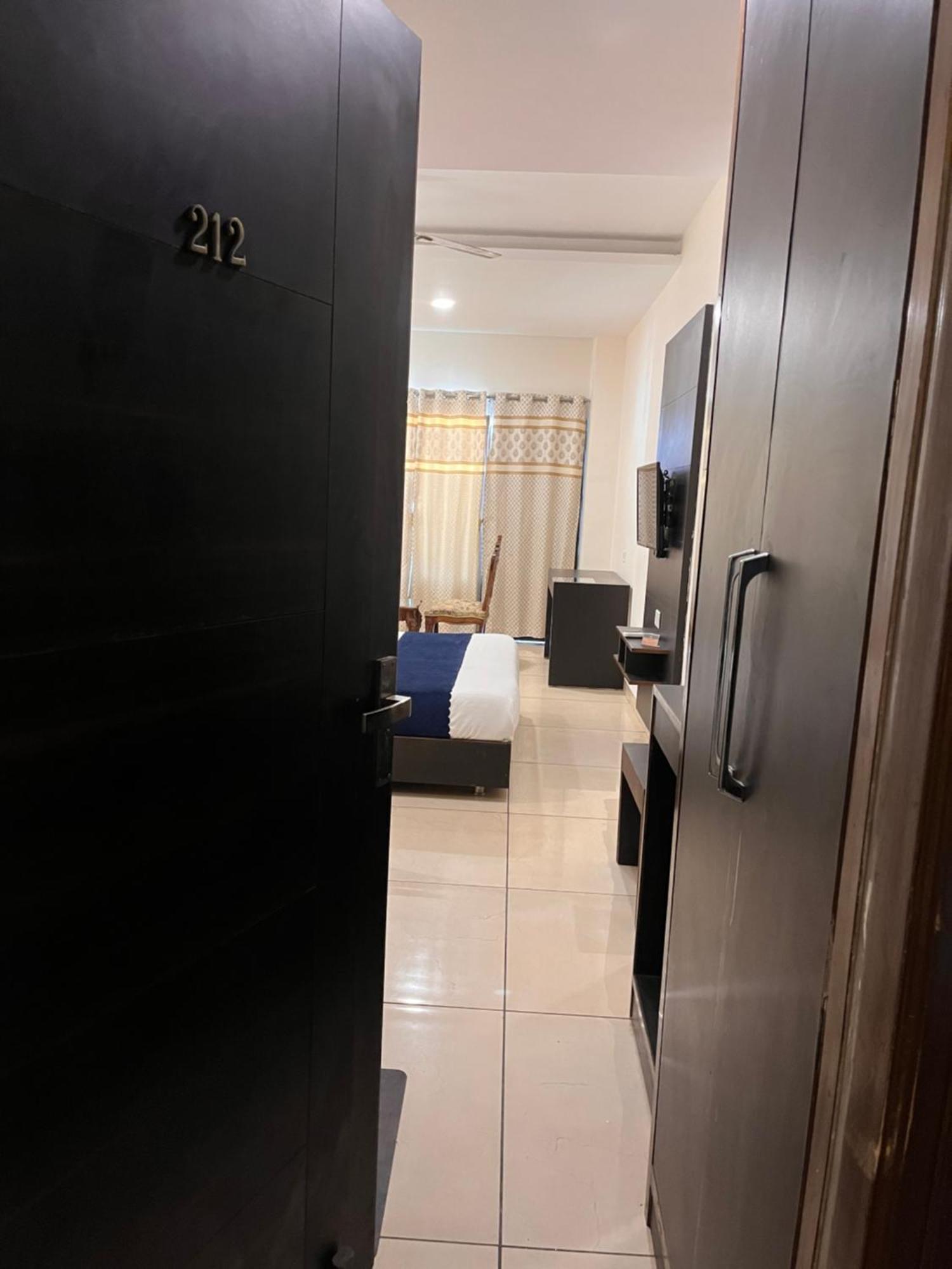 Hotel Jb Residency !! Luxurious & Royal Balcony Rooms !! Large Rooms Zirakpur Exterior photo