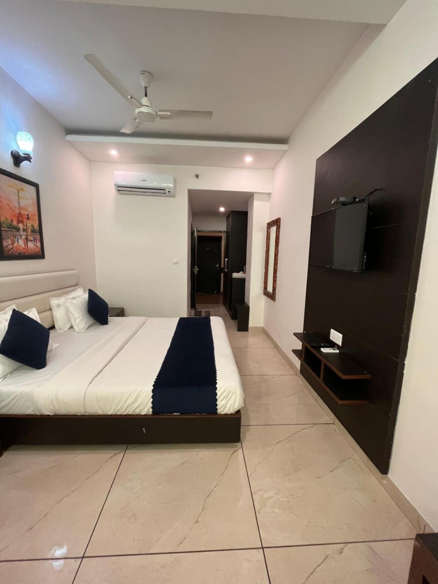 Hotel Jb Residency !! Luxurious & Royal Balcony Rooms !! Large Rooms Zirakpur Exterior photo