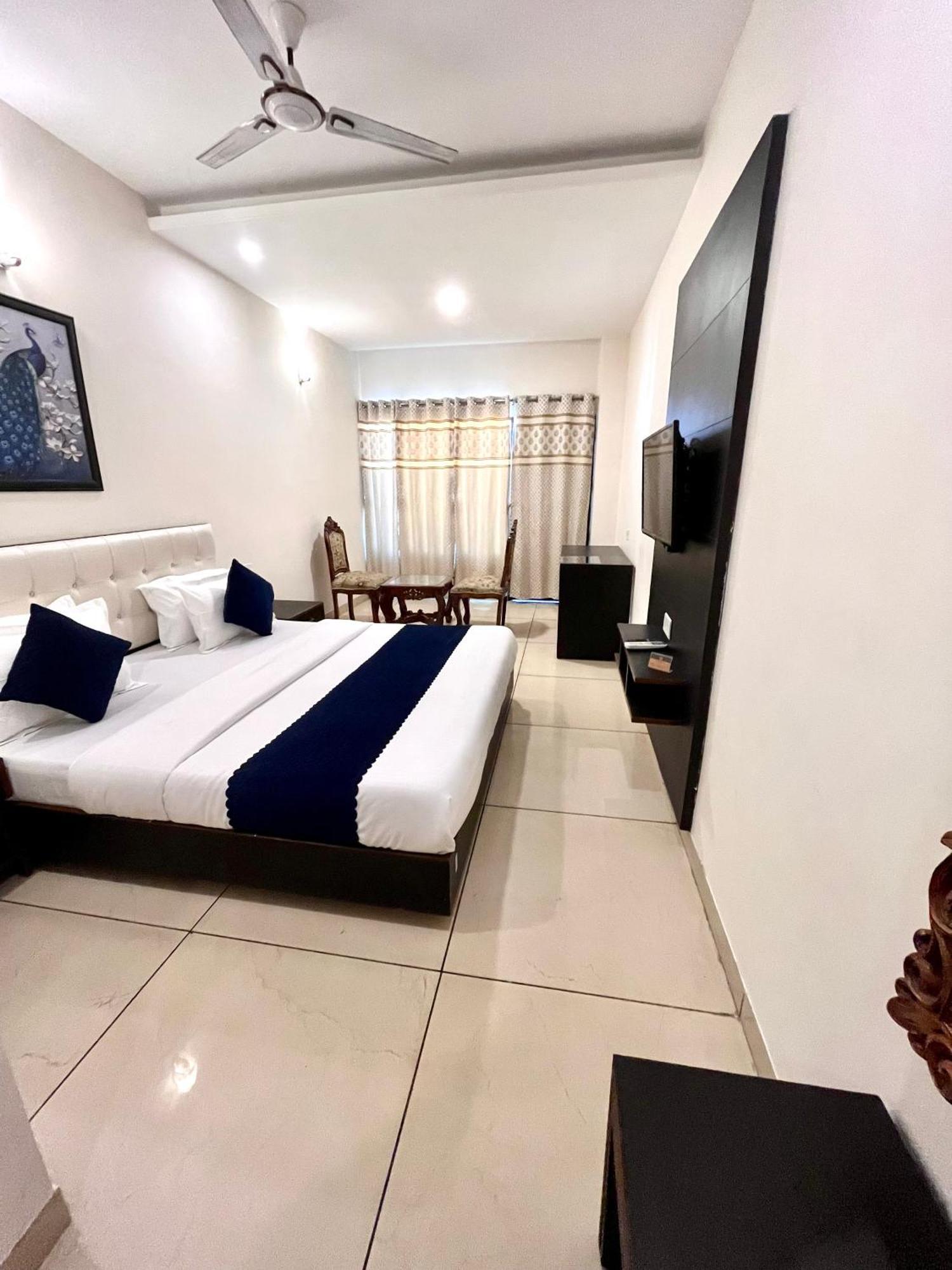 Hotel Jb Residency !! Luxurious & Royal Balcony Rooms !! Large Rooms Zirakpur Exterior photo