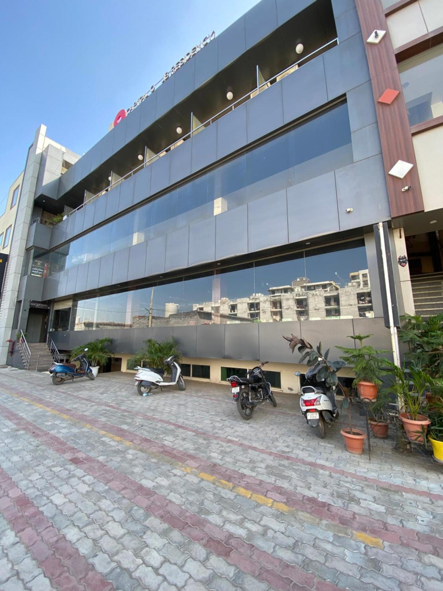 Hotel Jb Residency !! Luxurious & Royal Balcony Rooms !! Large Rooms Zirakpur Exterior photo