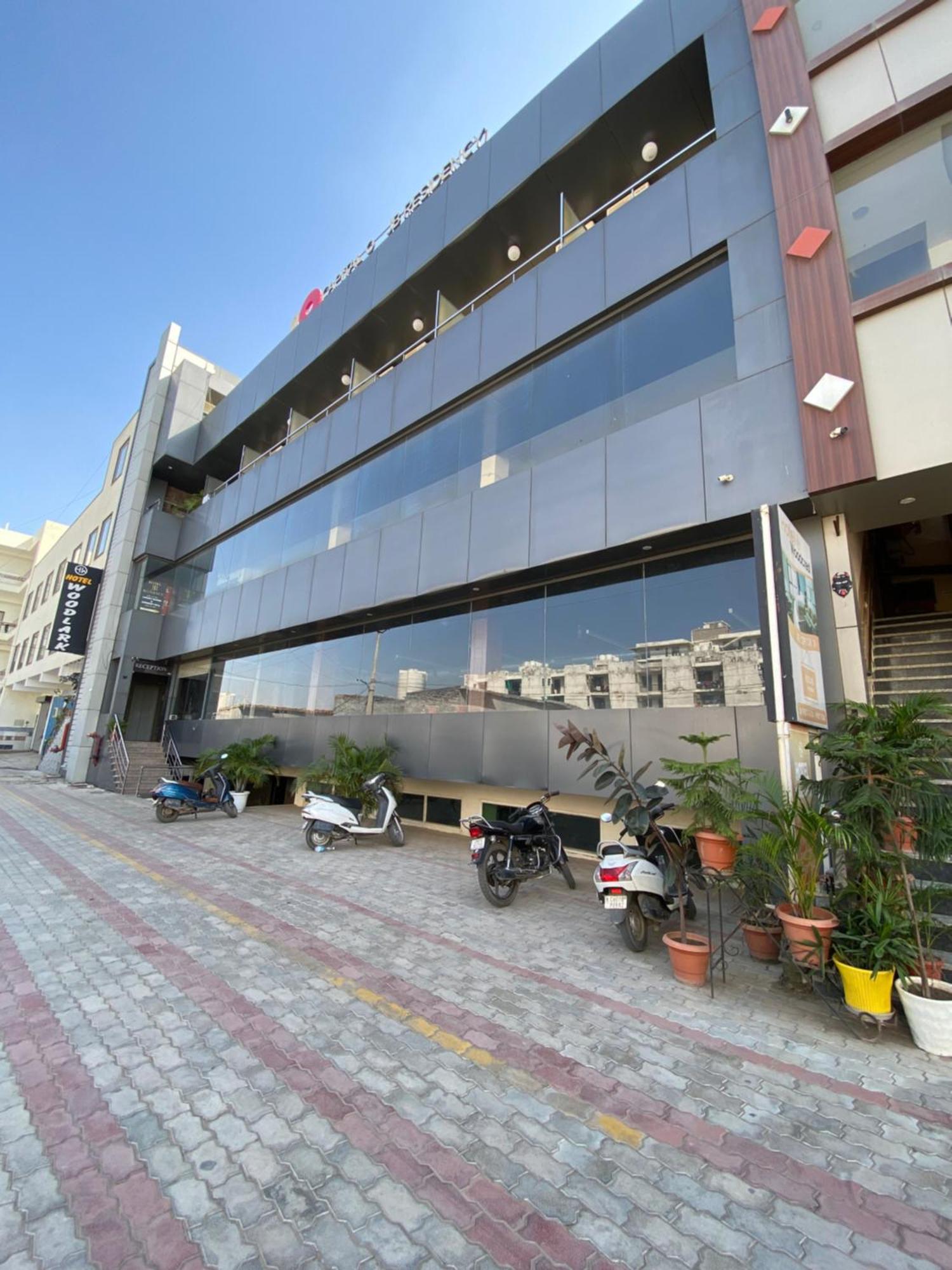 Hotel Jb Residency !! Luxurious & Royal Balcony Rooms !! Large Rooms Zirakpur Exterior photo