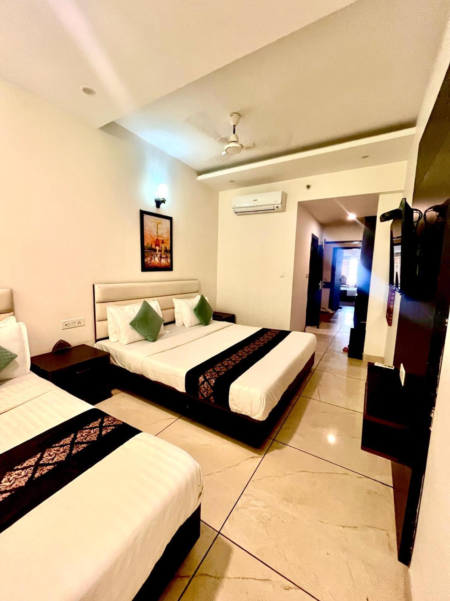 Hotel Jb Residency !! Luxurious & Royal Balcony Rooms !! Large Rooms Zirakpur Exterior photo