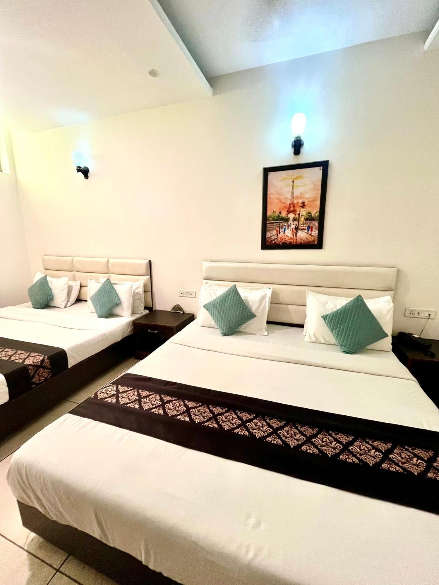 Hotel Jb Residency !! Luxurious & Royal Balcony Rooms !! Large Rooms Zirakpur Exterior photo