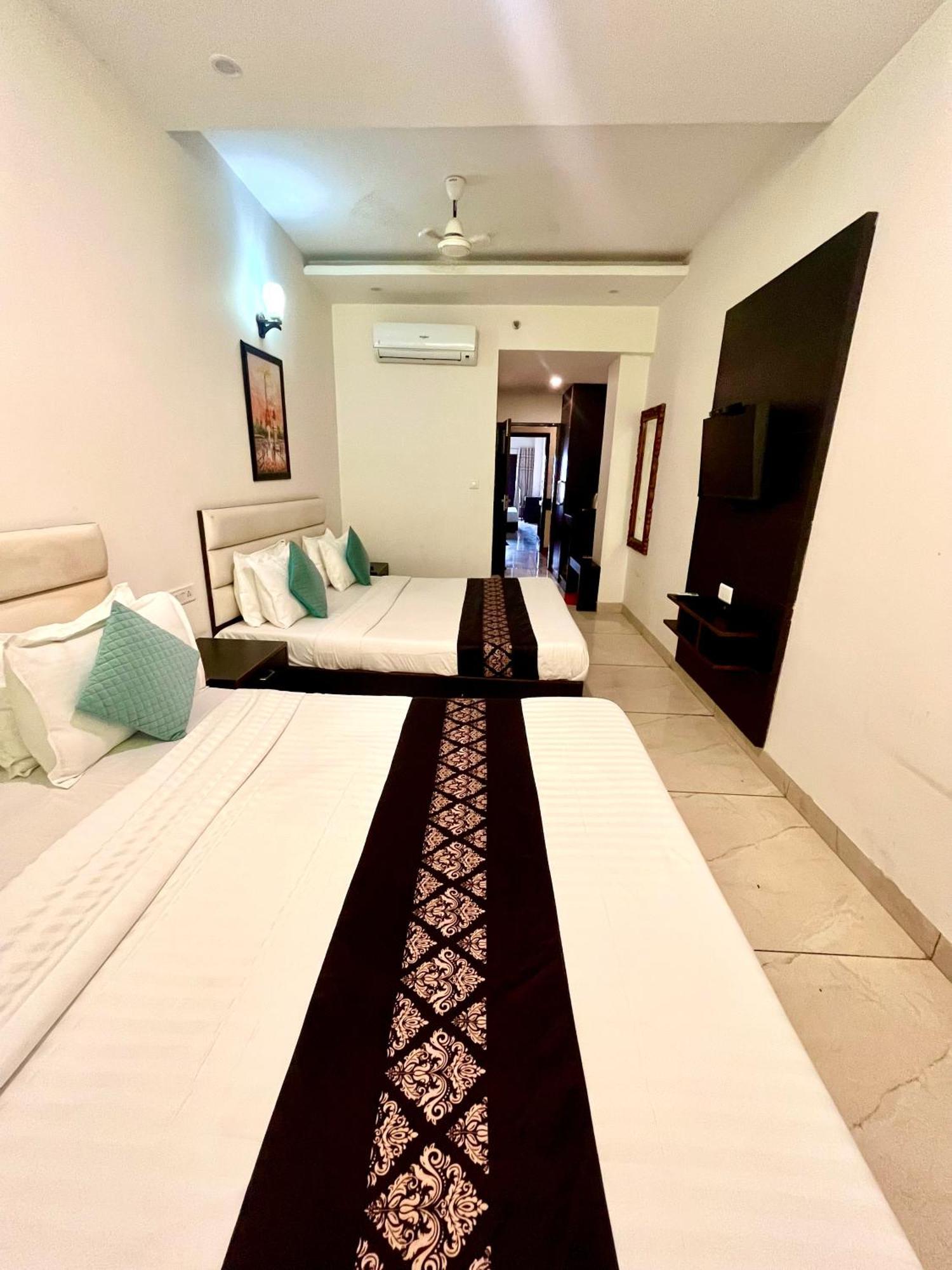 Hotel Jb Residency !! Luxurious & Royal Balcony Rooms !! Large Rooms Zirakpur Exterior photo